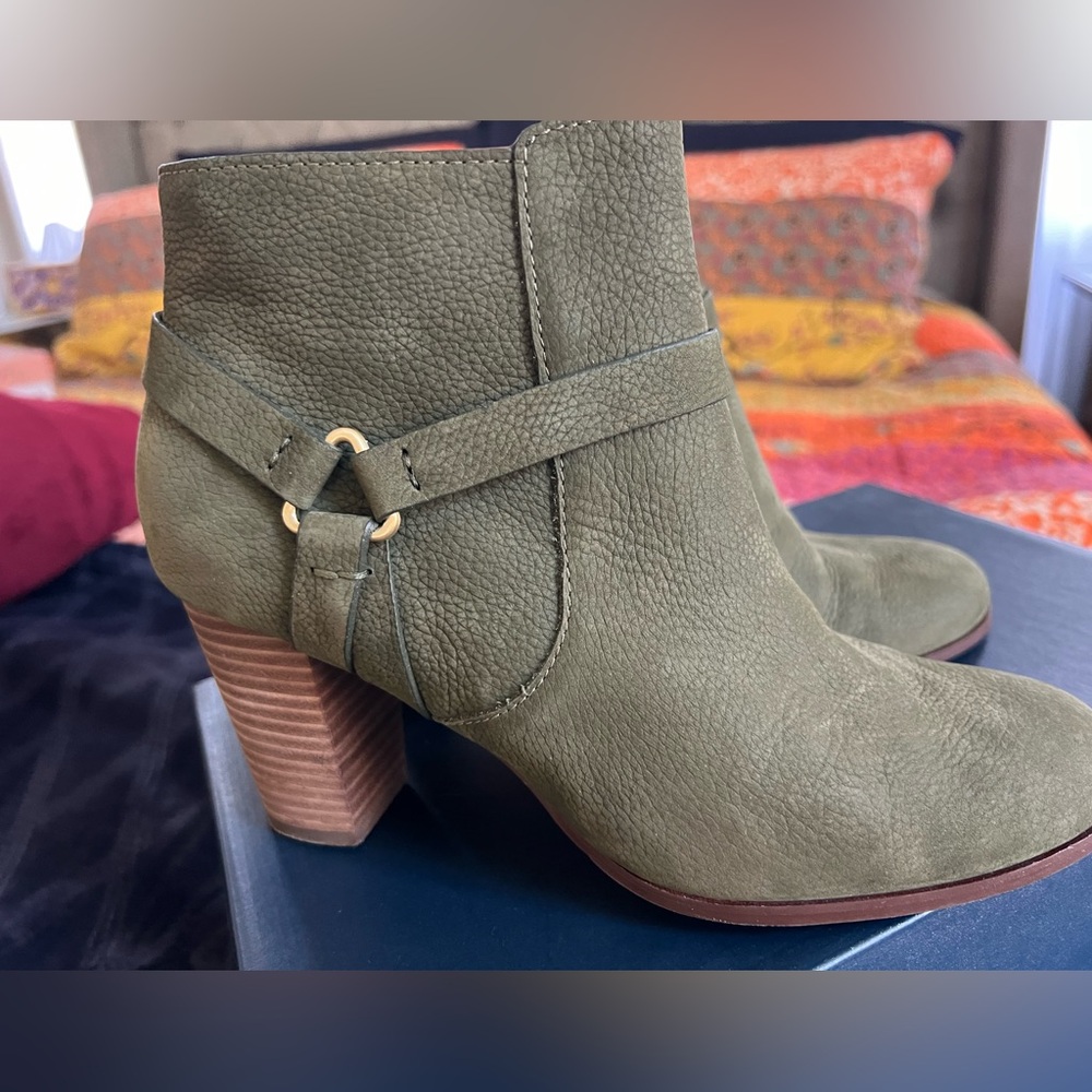 Cole Haan leather boots in Olive green color in size 8.5